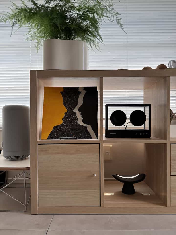 お気に入りのTransparentのスピーカー🔈

レコードプレーヤーと接続しています。

無機質なので、奄美で購入したブラックの木のオブジェとも相性が良い◎

#北欧インテリア 
#ミッドセンチュリー 
#ミッドセンチュリーモダン 
#ジャパンディ
#デザイナーズ
#japan
#frenchbulldog
#フレンチブルドッグ
#ikea
#Vitra 
#Artek 
#transparent
#iittala

