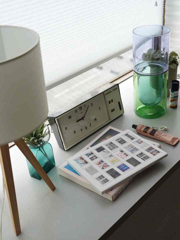 jendela ceruk

Jendela-jendelanya dilengkapi dengan penutup jendela model sarang lebah "atas-bawah" TUISS.
Lebar bukaan dapat disesuaikan di bagian atas dan bawah.
Kalau yang dibuka cuma bagian bawahnya saja, apa kamu tidak khawatir dengan orang yang melihatmu atau pemandangannya?
Karena Anda selalu dapat melihat langit, itu tidak mengganggu suasana ruangan, itu bagus sekali.

Jendela ceruk menghadap ke utara, sehingga juga memiliki fungsi pencahayaan alami.
Apakah tetap bersinar bahkan saat hujan dan cuaca mendung di luar? Cahayanya begitu putih. (Apakah itu berlebihan? Lol

Tirai sarang lebah juga menghalangi udara luar.
Kami tidak mengalami kondensasi, yang kami khawatirkan.


Sisi-sisinya hanya dari IKEA.
Ini sempurna untuk jendela kecil di rumah Anda karena Anda dapat memotongnya sesuai panjang yang Anda suka.
Saya belinya daring dan mengira warnanya seperti sarang lebah, tapi ternyata beda!
Ini sedikit lebih gelap dari pencahayaan alami.
Tapi murah dan bisa dipotong dengan pemotong, itu bagus.


Jam tangannya adalah JAM MUSIK SEIKO
Sekarang rusak, jadi saya mengganti tampilan jam dan menggunakannya lagi.



#Jendela ceruk #ハニカムシェード #トップダウンハニカムシェード #棚 #ブラインド #飾り棚 #窓辺