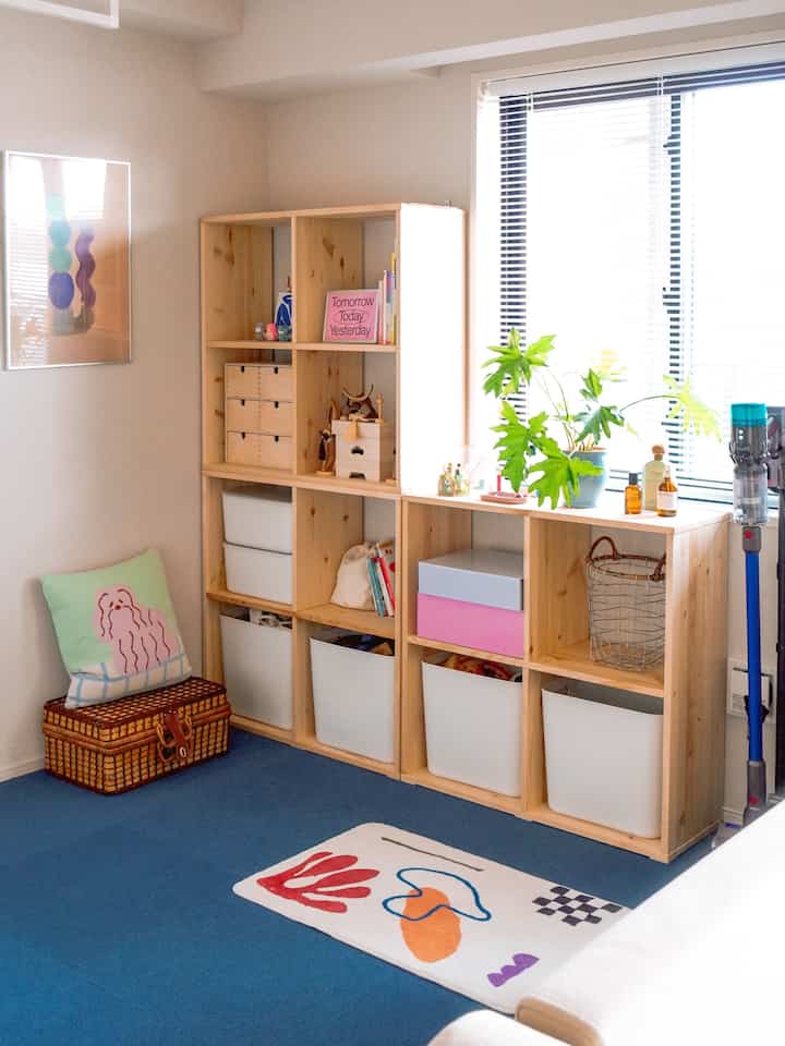 光が差し込むお気に入りの場所。
無垢の木のぬくもりと、ちょっと遊び心あるカラーやアートを。
収納は見せる・隠すのバランスで、機能と美しさのちょうどいいところを探し中。
⁡
好きなものを少しずつ、丁寧に選んで。
“心地よさ”を軸に、暮らしを整えていく感覚が最近とても好きです。

#おもちゃ収納 #子供部屋 #子供部屋インテリア #無印収納 #ivar #イーヴァル #やわらかポリエチレンケース #ニトリタイルカーペット #収納 #マンションインテリア #韓国インテリア #kidsroom #kidsroomdecor #hay #haydesign #カラーストレージ #ohouseアンバサダー