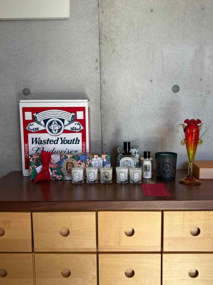 On the wooden shelf, I display my current mood.

Every time the season changes, I redecorate a little🌸

#I want to connect with people who like interior design #棚のある暮らし #キャンドルのある生活 #フラワーベース #季節のインテリア #お部屋記録 #模様替え #木のある暮らし #ナチュラルインテリア #丁寧な暮らし #暮らしを楽しむ #shelfie #seasonaldecor #candlevibes #flowerarrangement #myinteriorstyle