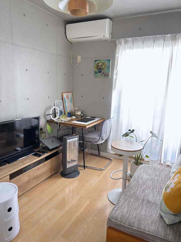 そろそろヒーターをしまって、
扇風機を出そうかな。

#ナチュラルインテリア #ウッドテーブル #グレーインテリア #リビングインテリア #一人暮らし部屋 #モダンナチュラル #2人掛けソファ #カウンターチェア #サイドテーブル #ダイニングテーブル 