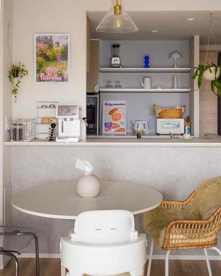 好きなものを集めたわが家のキッチンダイニング。
小さなスペースでも、心地よく過ごせるように、色や素材、置くものを少しずつ見直してきました。

生活感を出しすぎないように意識しながらも、ちゃんと使いやすさも意識して🍒

2、3枚目は我が家のやんちゃ息子と
そのやんちゃ息子によるいたずらシール並べ👦笑

#子供のいる部屋 #三人暮らし #子供のいる暮らし #マイルームインテリア #docksta #ドクスタ #tobias #トービアス #stokkesteps #ストッケステップス #cozyhome #apartmentliving #リビングダイニング #観葉植物のある部屋 #roomdesign #植物と暮らす #cozylivingroom #ohouseアンバサダー