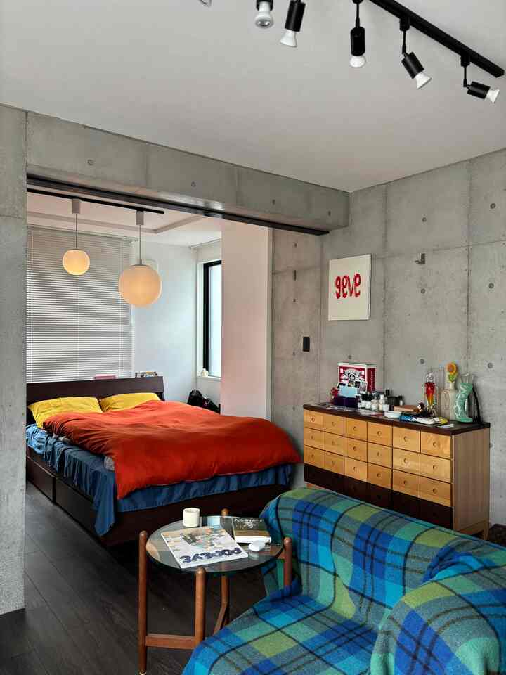 丸くて、ぽわっとした灯りが好き。
寝る前の時間が、いちばん好きな空間🟡

#ベッドルームインテリア #照明のある暮らし #間接照明 #ミッドセンチュリーインテリア #ナチュラルインテリア #北欧インテリア #お部屋づくり #暮らしを楽しむ #丁寧な暮らし #照明好きな人と繋がりたい #bedroomdecor #lightingdesign #cozyroom #midcenturystyle #scandinavianinterior