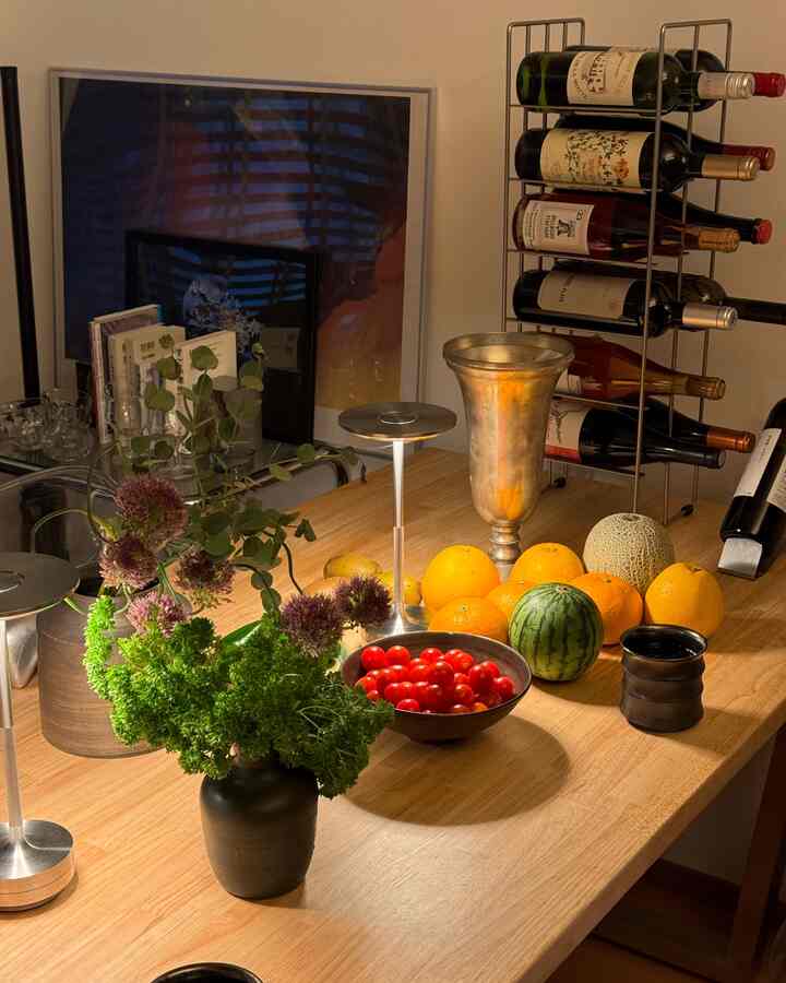 ナチュラルトーンの1LDKダイニング、豊かな植物と多彩な果物が並ぶ温かみのある空間