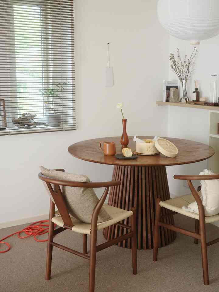 木目調のダイニング、丸テーブルと椅子が配置された自然な雰囲気のあるインテリア