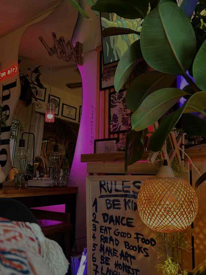 ダイニングテーブル横にはハンドメイドの大きなミラーを置いて空間を広く見せてます。

#ダイニング #ダイニングインテリア
 #ダイニングテーブル　#ミラー 
#空間インテリア #ダイニング照明 
#ダイニングスペース 
#ダイニングテーブルのインテリア
 #ダイニングルームインテリア 
#ダイニングルーム　
#ハンドメイド 