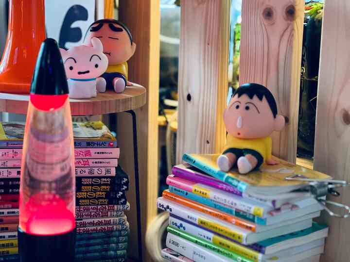 リビングルームdetails🩵💙
小物ディスプレイ
好きなものに囲まれて🫧

#小物ディスプレイ #本　#リビング
#リビングルーム　#リビング雑貨 
#ダイニングテーブル #ダイニングテーブルのインテリア #アニメフィギュア　#フィギュア 