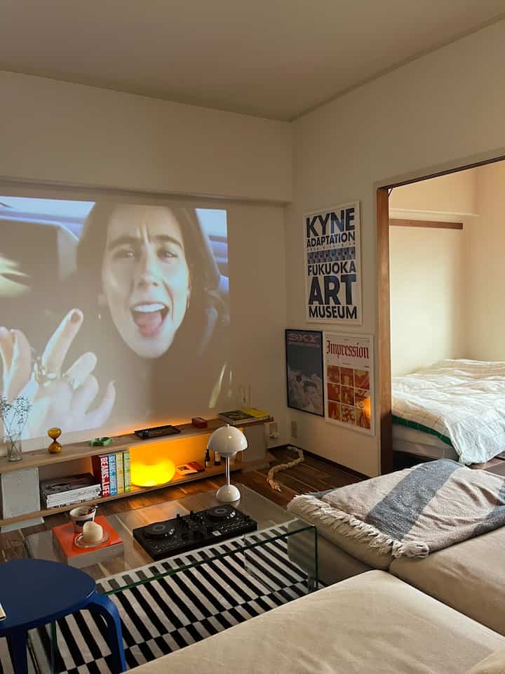 白と黒のモノトーンのリビング、ソファとコーヒーテーブルが配置されたミッドセンチュリーモダンな雰囲気のインテリア