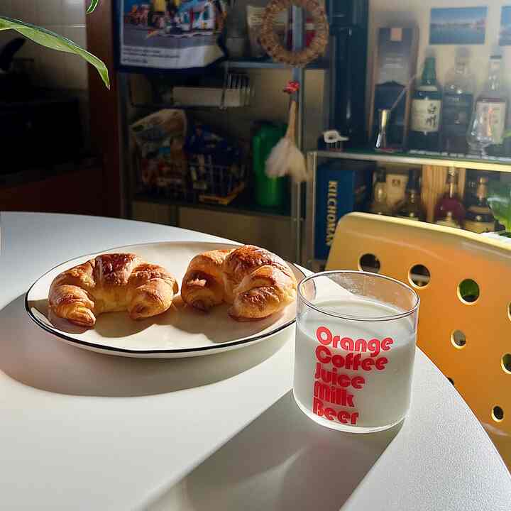 朝ごはん
今日はいい天気☀️
Ohouse ambassador 活動よりいただいたガラスはおしゃれすぎる！

#朝ごはん
#Ohouse #ダイニング #かわいいガラス #ダイニングチェア #チーズチェア #観葉植物 #リビング 