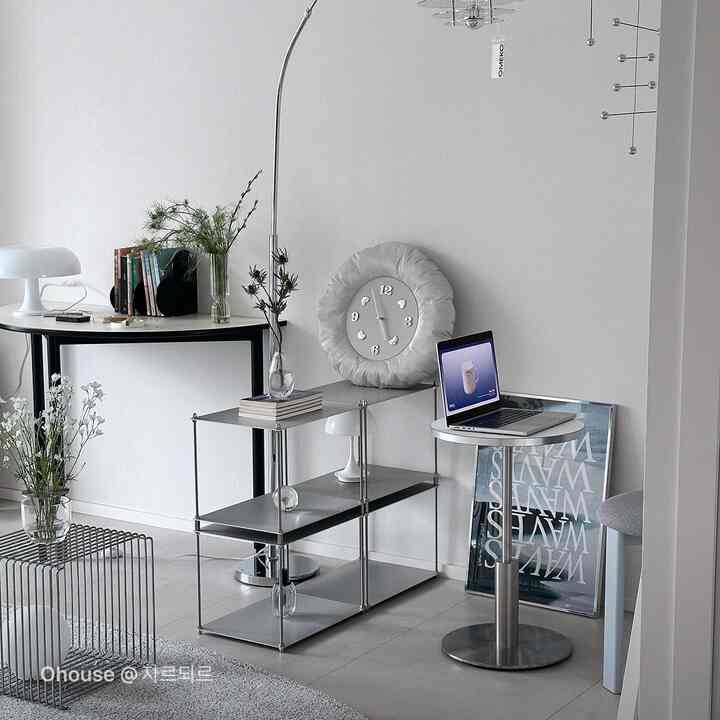 白とグレーのモダンなホームオフィス、シンプルな金属家具とミニマルな小物が配置された雰囲気のあるインテリア