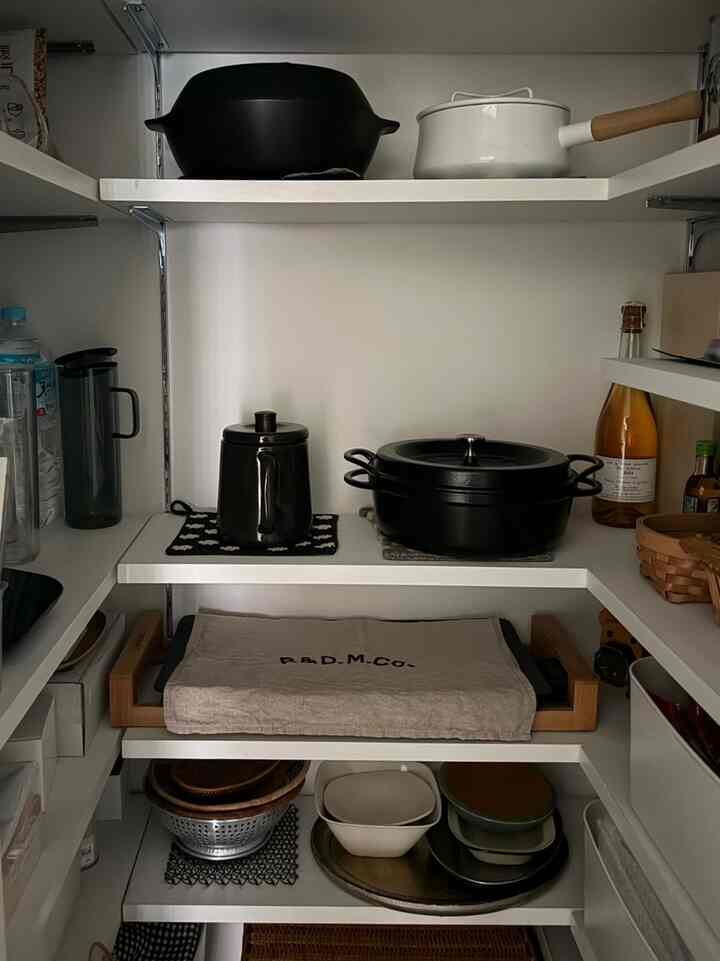 A small U-shaped pantry next to the kitchen.
Food and other items are stored in polypropylene cases from MUJI. At the bottom, heavy items are stored in a case with casters and a lid, also from MUJI.
My favorite pots and miscellaneous items are placed in a visible position.

#pantry
#Vermicular
#Noda enamel pot
#PRINCESS table grill stone
#KINTO
#R&D.M.Co
#Old Man's Tailor
#DANSK saucepan
#apartment renovation
#Scandinavian interior