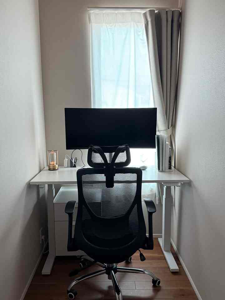 #ワーキングスペース を整えました🤍すぐに気が散るタイプなのであまりものを置かないようにしてます😌
コードの散乱をいかにおさえるかを検討していきたいです🥺✨
#仕事机 #仕事場 #シンプルインテリア 