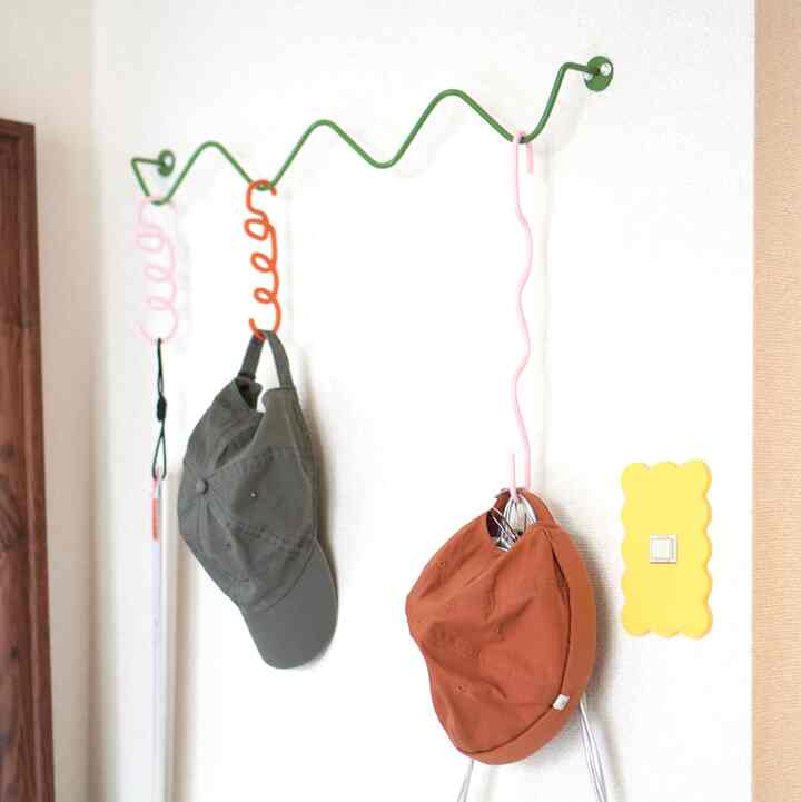 すぐリビングに服とか帽子ぽいぽいしちゃうからアイアンバーつけた〰︎

スイッチカバーはCOMOCO新作❣️

#カラフルインテリア
#うねうね
#なみなみ