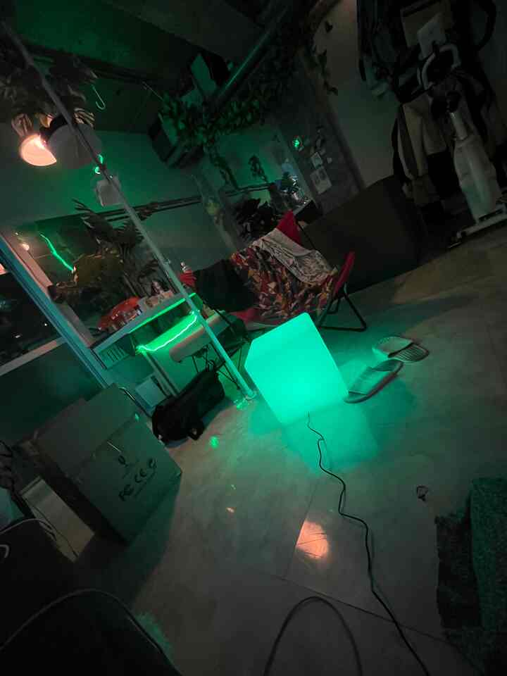 さぶあかです。おうちがワールドトリガー仕様になりました。ローテーブル兼踏み台にもなってとっても便利です。

色は10種類くらいでコードレスもいけるのでいつでもメテオラごっこができます。

#賃貸 #賃貸インテリア #ワールドトリガー #メテオラ #モール半壊 #ネオン #リノベーション #観葉植物 