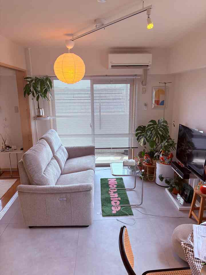 1枚目がアフターで2枚目がビフォー☝️
ようやく届いた3人掛け電動リクライニングソファ🛋️
やはりハイバックで、且つ脚が伸ばせるソファじゃないと満足できなくて、、、
オシャレなローソファより自分のスタイルに合ったものをチョイス。
大きすぎるかな？と思ったけど、
横になっても脚がはみ出ないことと
2人で座れることは絶対に譲れない🥺

もうすでに大満足！！

#リクライニングソファ #韓国インテリア #観葉植物 #ミッドセンチュリーモダン #1LDK #ミッドセンチュリー 