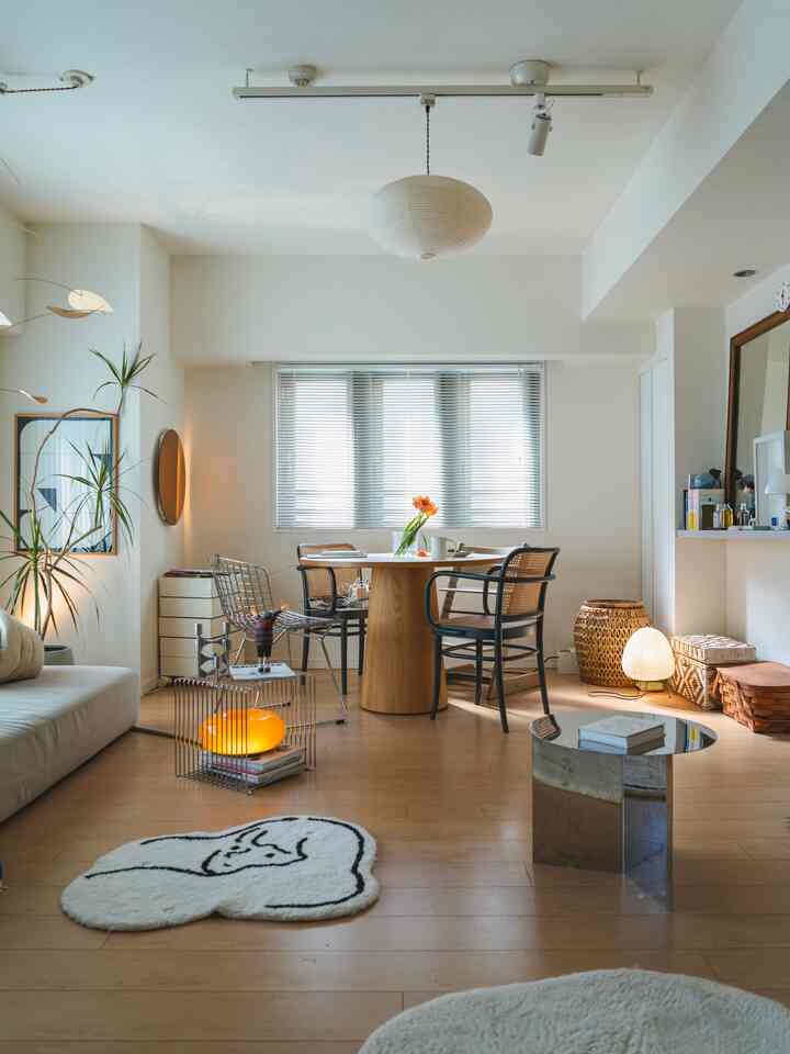 アイボリーとウッドトーンのリビング・ダイニング空間、シンプルでナチュラルな収納アイデアと落ち着いたレイアウトの雰囲気あるインテリア