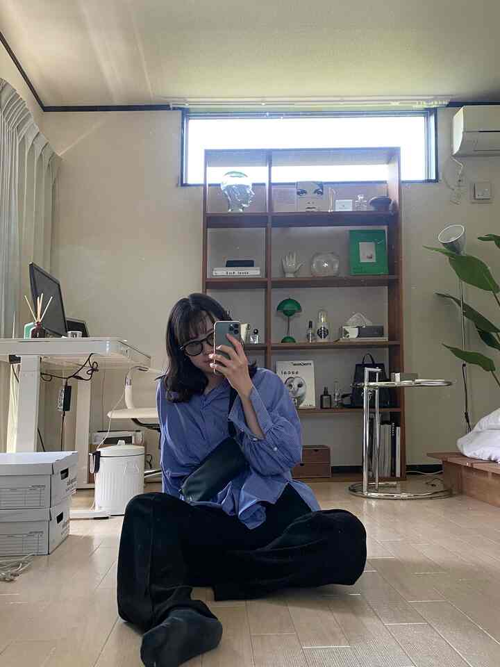 この前お出かけした時の写真🤳
部屋の緑と服の青の組み合わせが好き！

#スタッキングシェルフ #アイリンテーブル #スタンディングデスク #アースカラー #グリーンのある暮らし