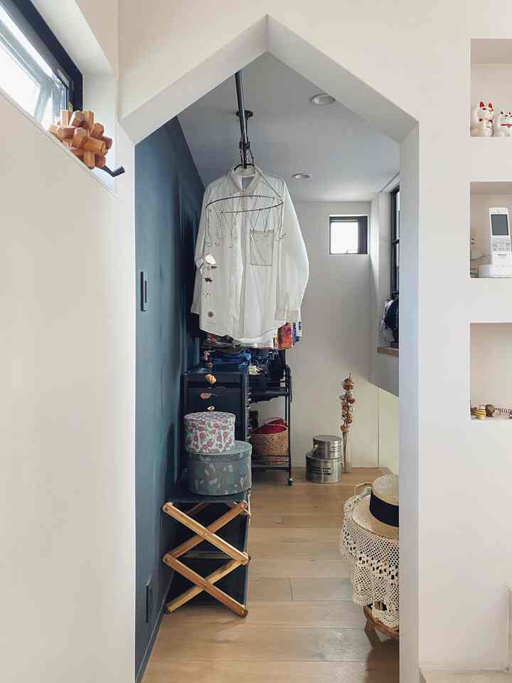 クローゼット。スキップフロアでロフトに挟まれた不思議な構造になっています。

#クローゼット #クローゼット収納 #収納インテリア #収納スペース 