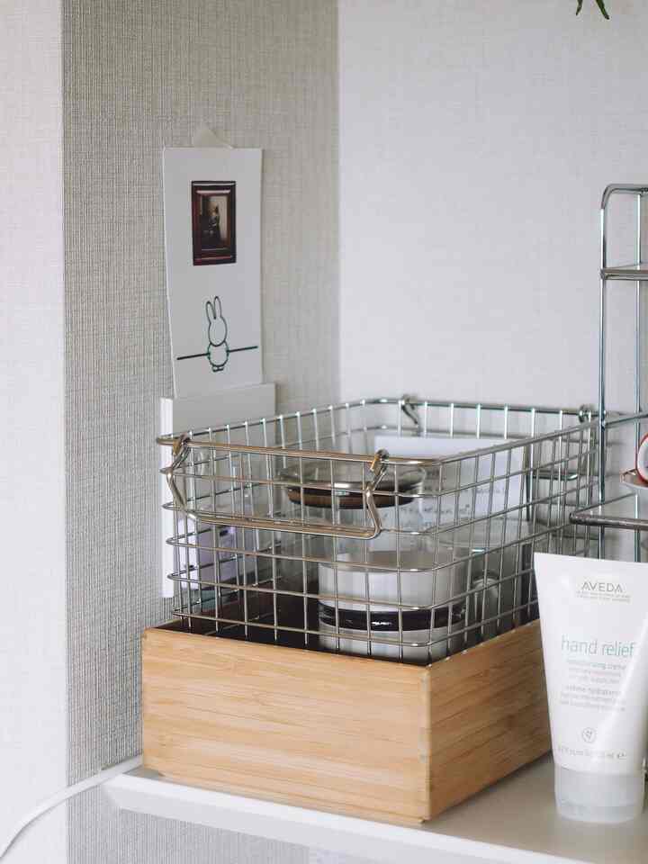 エスプレッソマシン周り☕️

コンセントの配線が目立つので
無印のワイヤーバスケットに
無印の竹かごを重ねて目隠ししました🙌

サイズもぴったり！
無機質なスペースに
自然素材のものがひとつあるだけで
安心感があります◎


#丁寧な暮らし #シンプルな暮らし #ナチュラルインテリア #収納アイデア #暮らしを楽しむ #ワイヤーバスケット #木製ボックス #Aveda #ハンドクリーム #暮らしの風景