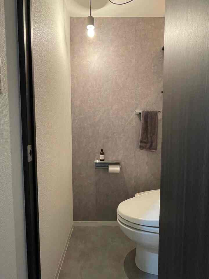 DIYで落ち着いたトイレにしたけど
白ベースにして花とか飾りたいと思っています
トイレットペーパーホルダーは通常、賃貸の壁に付けられないけどホルダー側にドリルで穴あけして元々空いていたビス穴を活用して取り付けました
#トイレ #トイレのインテリア #トイレットペーパーホルダー 