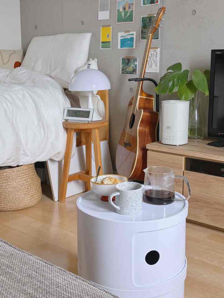 サイドテーブルとして使う時もある。

#ホワイト家具 #丸型キャビネット #ナチュラルインテリア #サイドテーブル・ナイトテーブル #マグカップ #グレーインテリア #テーブルランプ #ウッドインテリア 