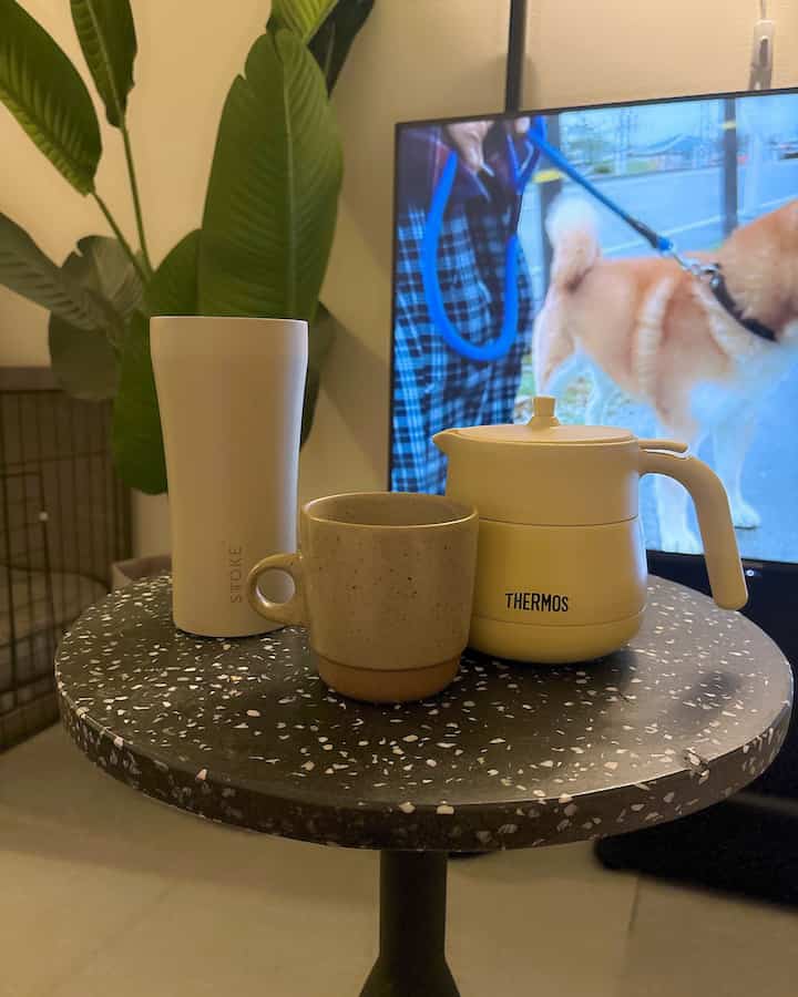 最近の夜のリラックスタイムのお供💛
3月にバズったサーモスの茶漉し付きポットが
届いたので冷える夜はお茶を飲むようになった〜🍵

STOKEはプレゼントしてもらったのだけど
出社用で使うはずがあまりにも使い勝手がよくて
家でもいっぱい使ってる😂

#サイドテーブル #インテリア #韓国インテリア #1K #8畳 #一人暮らし #一人暮らし部屋 #リラックススペース 