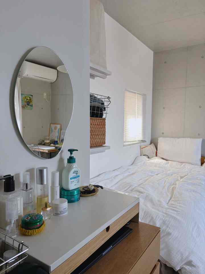 休日。

#ナチュラルインテリア #壁掛けミラー #収納棚 #モダンインテリア #ウッドインテリア #ホワイト家具 #一人暮らし部屋 #化粧台 #寝室のインテリア #キャビネット 