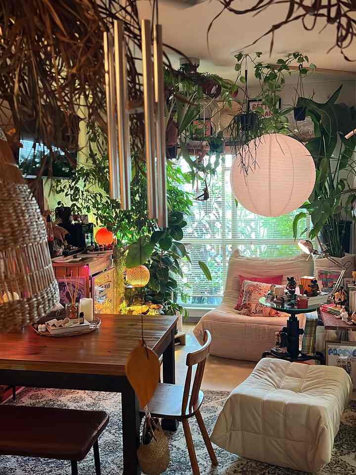 廊下からの眺め🌿🎐
テーブルはちょこっとDIY🫧
窓辺の空間は私のお気に入り🤭🌿💕


#リビングダイニング 
#リビング #リビングルーム 
#リビングルームの家具 
#DIY #団地 #インテリア 
#インテリア植物 
#インテリア照明 
#築古マンション 
#3DK  
