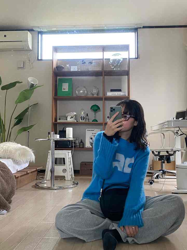 大きい全身鏡を買ったから、オシャレした日に自撮りした時に部屋がよく映るようになって嬉しい🥹なんかすこし部屋も広く感じる！

#アイリーンテーブル #スタッキングシェルフ
#フラワーランプ #グリーンインテリア  #ホワイトインテリア