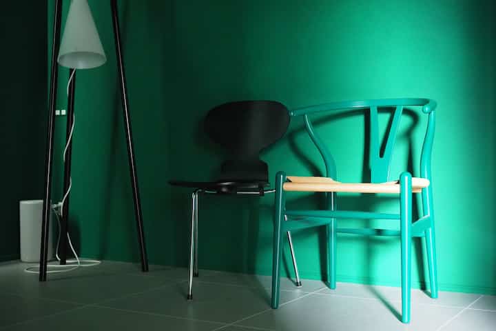 木を排し、色を絞るとモダンな空間に。

#モダン #ミニマリスト #北欧 #セカンドリビング #チェア #アントチェア #yチェア #HAY #カラードミニマル #allgreenroom