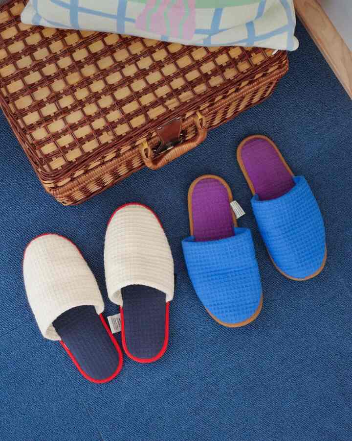 ルームシューズは夫とお揃いで
HAYのワッフルスリッパを使っています🧇

オンラインで他のお店のものも色々見て、
可愛いのがたくさんあって迷ったけど

店舗で実際に見て気に入ったので
買って帰りました✌️

メンズにはちょっと小さめだったようで
かかとはみ出しながら履いてくれてる笑

息子もたまに履いております😂

#waffleslippers #ワッフルスリッパ #hay #hayjapan #hayのある暮らし #haywaffle #ルームシューズ #ルームスリッパ #スリッパ #slippers #ohouseアンバサダー