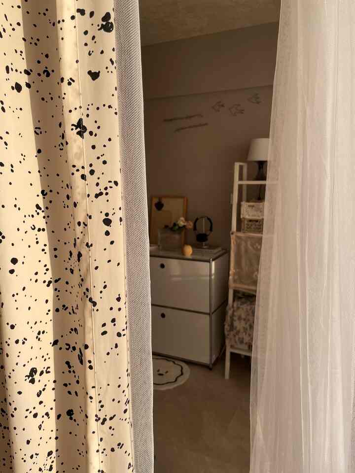 我が家窓以外でもカーテン使いまくり♡
シフォンカーテン大好きです！


ここはキッズルームなのでよく散らかります...
そんな時はそっとカーテンを閉める。

#子ども部屋
#カーテン
#シフォンカーテン
#マンションインテリア
