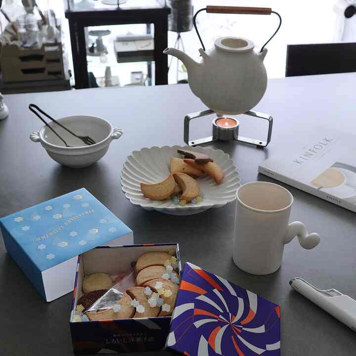 お茶時間

#クッキー缶  #ショートブレッド
#ブールドネージュ
#teatime
#お茶の時間
#日々の暮らし
#暮らしを楽しむ 
#暮らしの記録 
#すきなものに囲まれて暮らしたい 
#好きなものに囲まれた暮らし 
#うつわのある暮らし 
#臼杵焼
#岡田直人
#樫原ヒロ
#角掛政志 
#菊池俊治
#うつわ好きな人と繋がりたい 
#アンティークのある暮らし
#古いものがある暮らし 
#古道具のある暮らし 
#インテリア好き 
#暮らしの道具 
#モノトーン雑貨
#マンション暮らし 
#マンションインテリア 
#eosm100 
