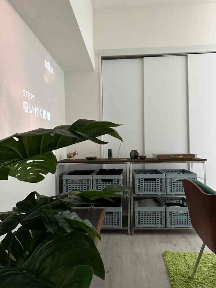 #リビング #リビングインテリア #シェルフ #洋服収納 #収納 #見せる収納 #ダイニングチェア #ダイニングテーブル #フェイクグリーン 