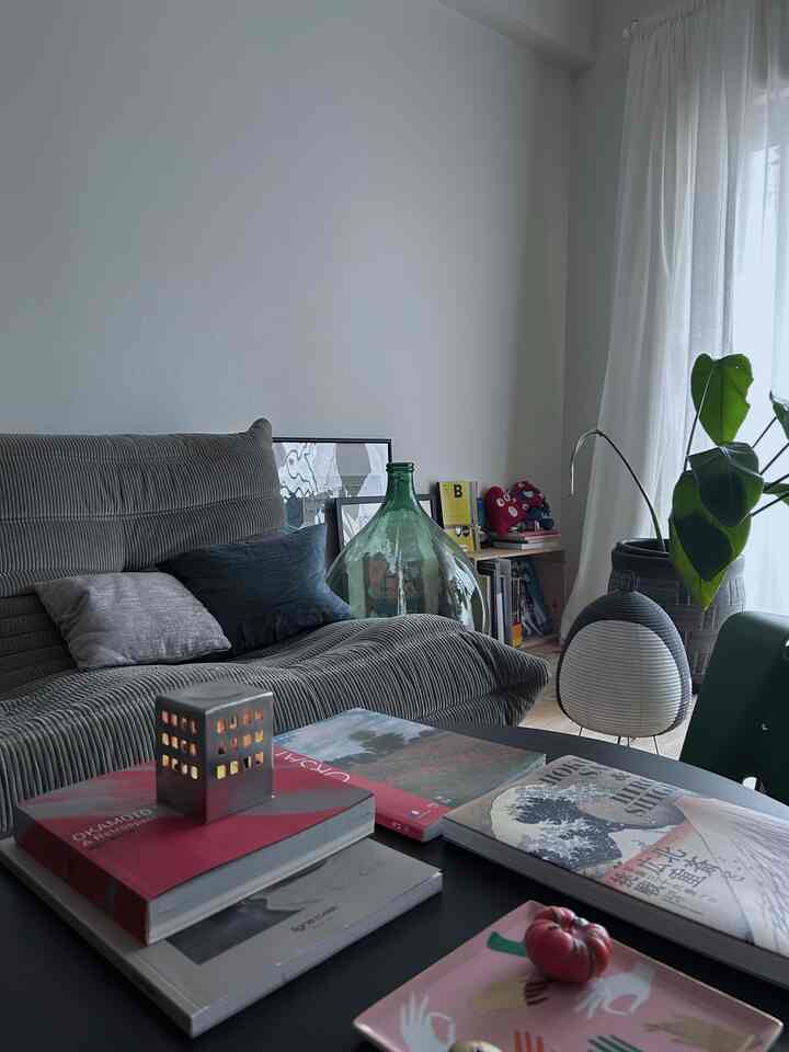 New item🕯️ 
古いアパートや築年数の経った建築物から着想を得て制作されたプロダクト。
ステンレス製で空間が締まって
オブジェとしても灯しても、いい🩶

#キャンドルホルダー #キャンドル #リビングインテリア #リビング小物 #オブジェ #ミッドセンチュリー 