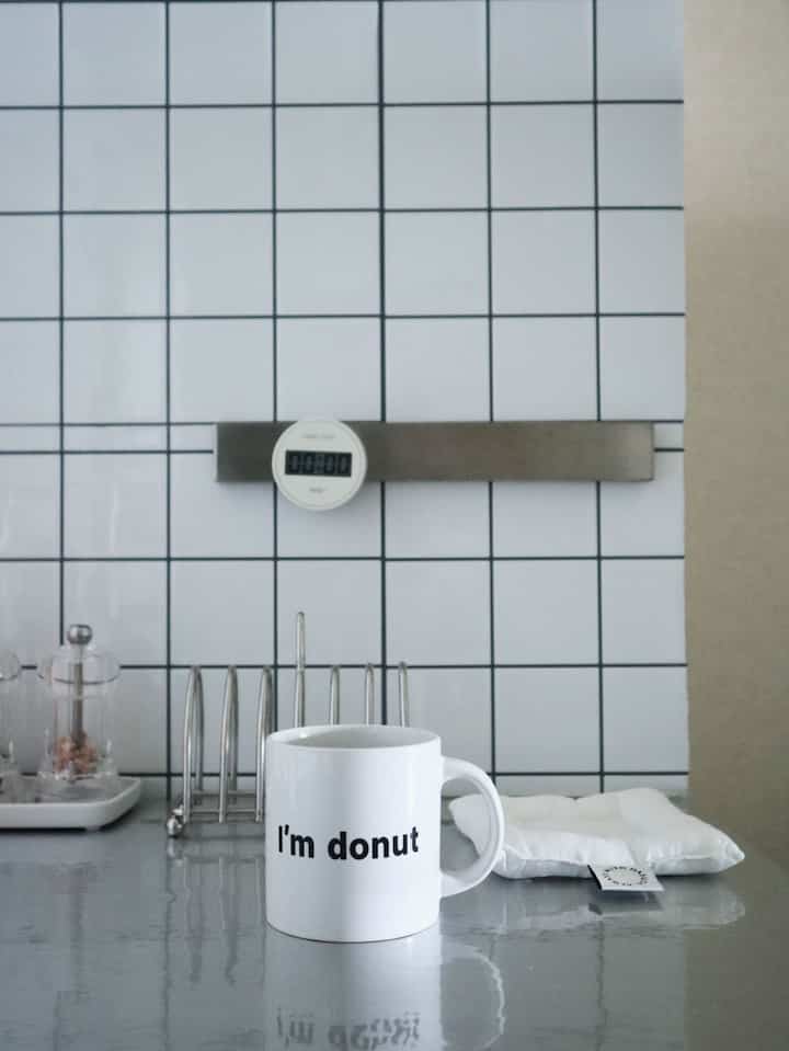 
ここの台はホワイトのダイノックシート を貼っていたのですが気分転換にシルバーのシートに貼り直しました ☺︎

シンクの横なので同じような色になり統一感がでた♪
まだDIY途中なので少しずつ投稿します。





#キッチンDIY #DIY #インテリア #海外インテリア #無機質インテリア #韓国インテリア #シンプルなインテリア #シンプルインテリア #モノトーンインテリア #Koreaninterior #Koreainterior #無印良品 