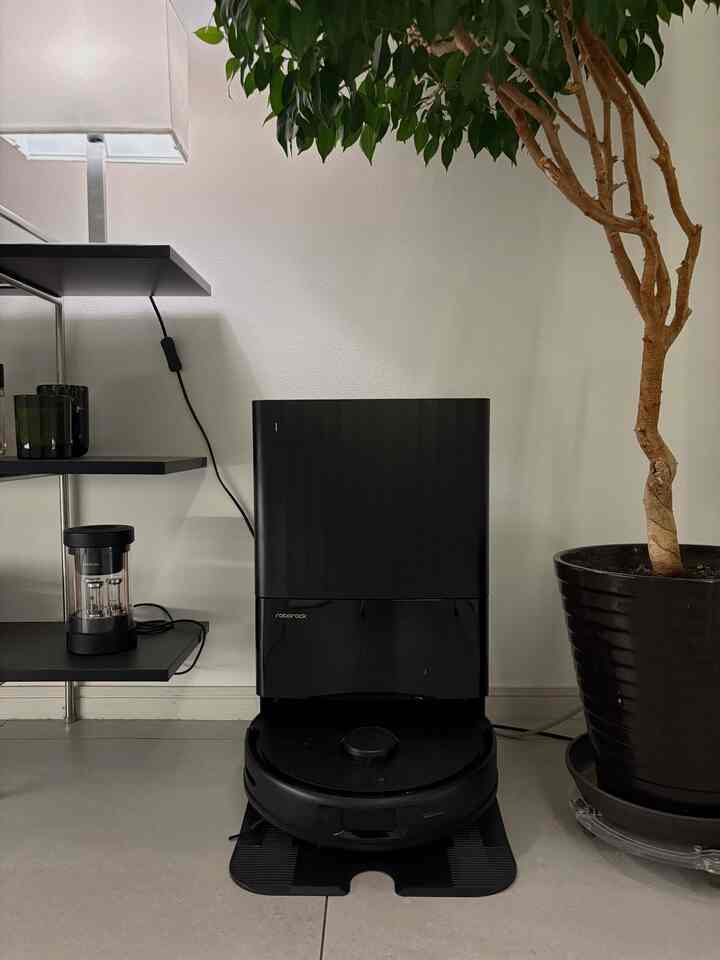 We finally got a robot vacuum cleaner in our house 🤖

This one with a wet wipe function is already a big hit in our house, where we don't have carpets 👏🏻

My husband loves home appliances and highly recommends the high-quality, affordable Roborock Q Revo. If you're considering a robot vacuum cleaner, I highly recommend it! 🥰

This isn't a promotion, I'm actually waiting for a promotion ❤️

#Robovacuum #ロボット掃除機おすすめ #Roborock #ルンバ