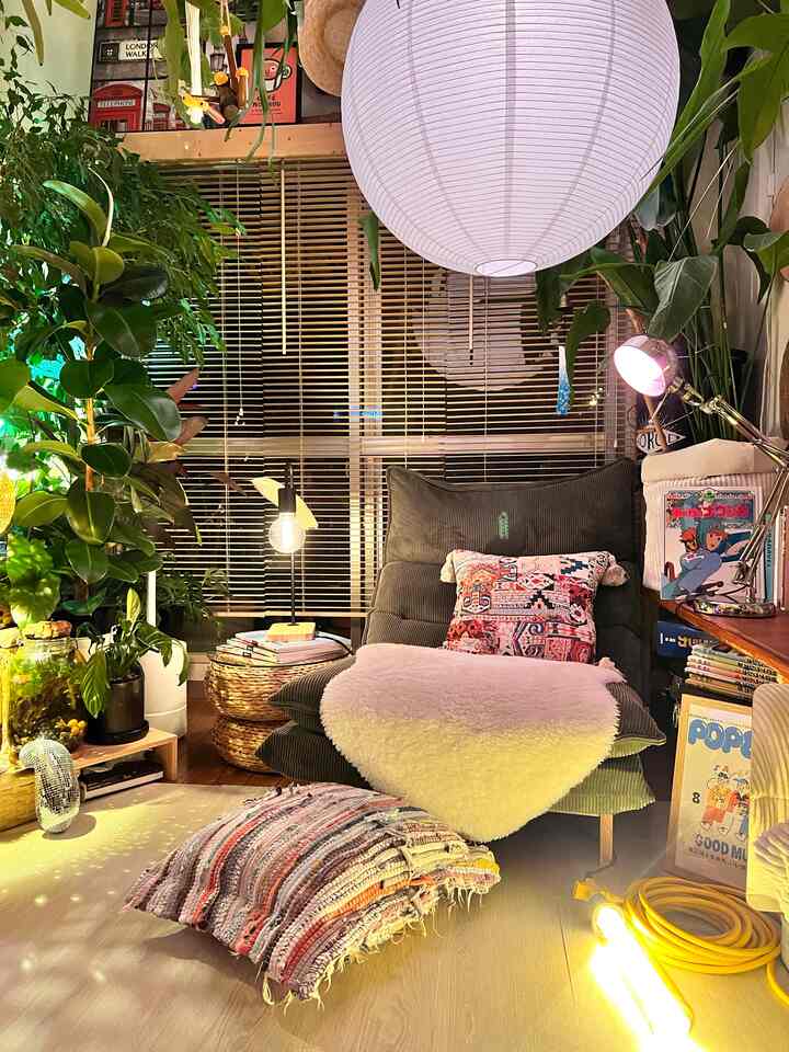 模様替え。
モスグリーンのソファーとキリム柄のクッション
お気に入りの組み合わせ❤️‍🔥

#植物　#ヴィンテージレトロ #IKEA照明 
#築古物件 #築古 #築古マンション 
#夜  #模様替え #リビング　#リビングダイニング
