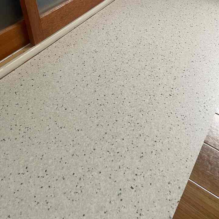 置くだけフロアタイル悩みに悩んで
アジア工房さんのTerrazzoシリーズにしてみました🐩

まだ途中ですが敷き終えるのが楽しみっ🐾

#フロアタイル
#アジア工房
#築古