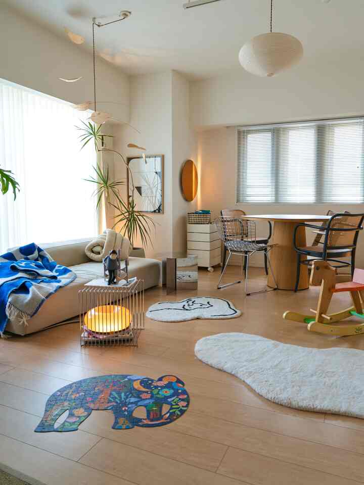 ぼうやがパズル完成させたままお出かけ。
せっかく作ったし壊すのもなぁ…と、そのままにしてたら、
インテリアとして、結構馴染んでた。

#こどものいる暮らし　#おもちゃ　#リビング