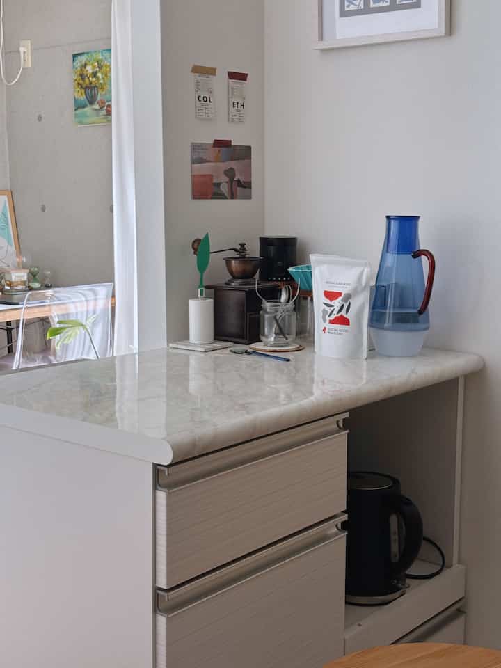 キッチンカウンター。

#モダンインテリア #モダンナチュラル #大理石のインテリア #キッチンカウンター #コーヒー #ホワイト家具 #モダンキッチン #一人暮らし部屋 #キッチン家電 #キッチン収納 