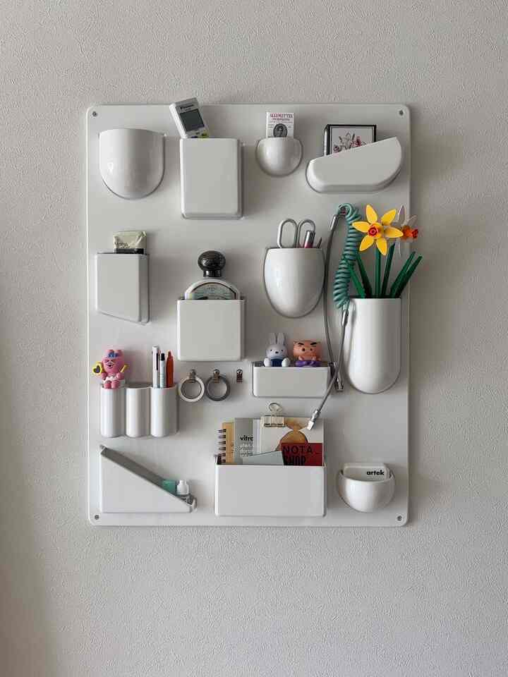 白い壁に設置されたさまざまな収納棚が整頓されたモダンな収納アイデアのインテリア