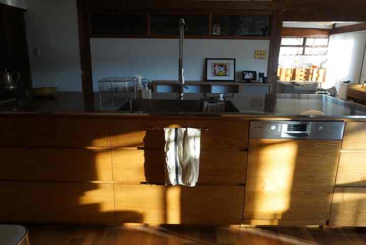 栗材のキッチンは長野県の職人さんによる造作です☻

#キッチン
#造作キッチン
#フルフラットオープンキッチン
#古民家リノベーション
