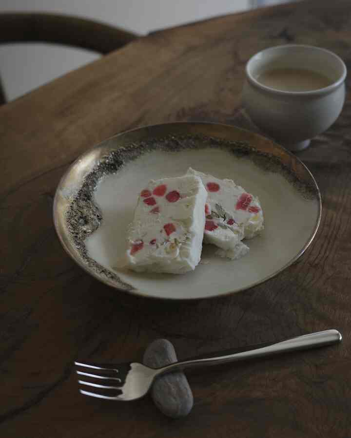 ナチュラルなブラウンの木製テーブルに白い皿とカフェスタイルのデザートが配置された雰囲気のあるおうちカフェ空間