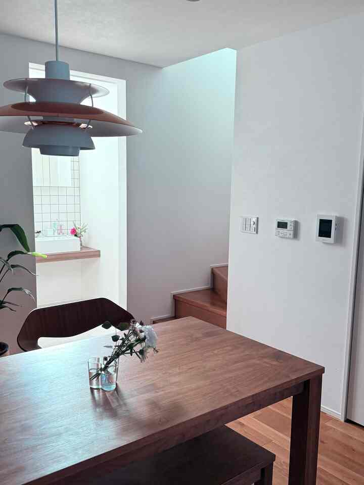 お気に入りの #ダイニング です☺️✨
階段の上部に窓がある＋洗面の天窓で日中は明るく過ごせます🫧
#ダイニング照明 #ダイニングインテリア #ルイスポールセン #洗面器 #洗面所インテリア 