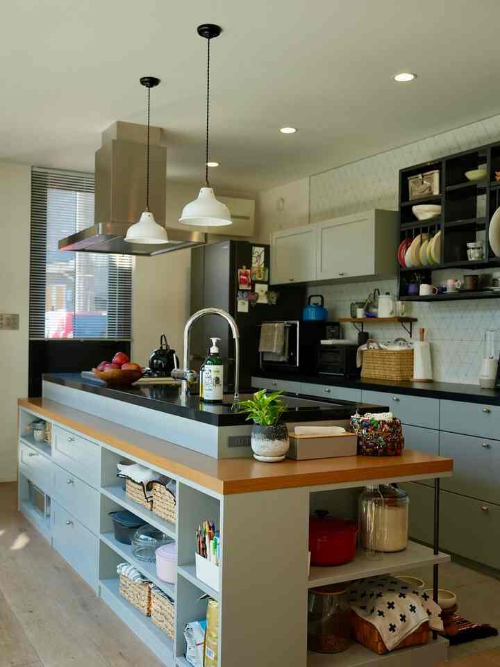 Modern kitchen in gray and black tones featuring a central kitchen island and versatile storage spaces with an organized atmosphere