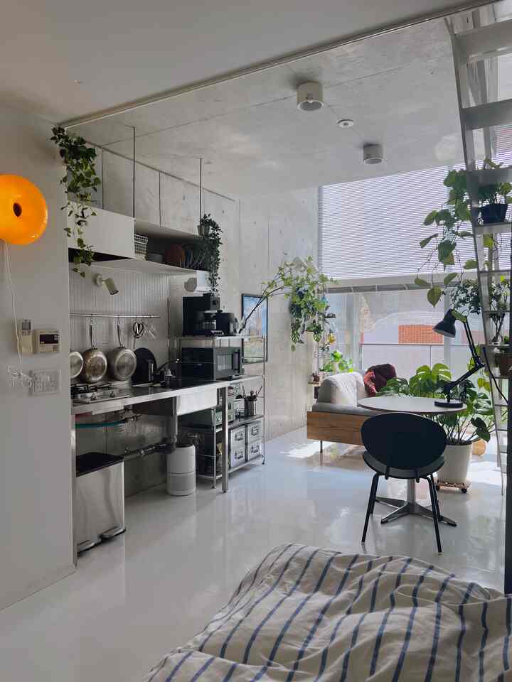 ベッド側からの風景
1ルームだけど、寝床、キッチン、作業スペース、リラックススペースを分けてます😌
#ミニマルモダン　#ステンレスキッチン　#ミニマリスト