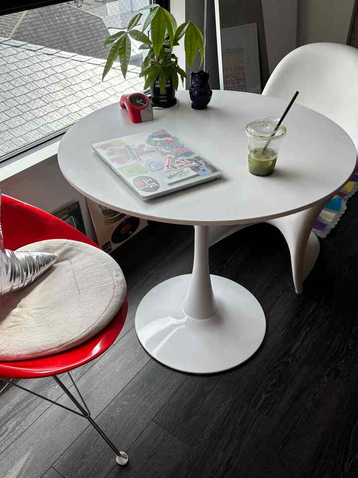 クリーンなホワイトのパントンチェアと、気分で使い分けるワーク＆ダイニングスペース👩🏼‍💻🫶

#パントンチェア #ワークスペースインテリア #ダイニングインテリア #名作椅子 #デザイナーズチェア #お部屋づくり #ミッドセンチュリーインテリア #北欧インテリア #ヴィトラ #暮らしを楽しむ #インテリア好きな人と繋がりたい 