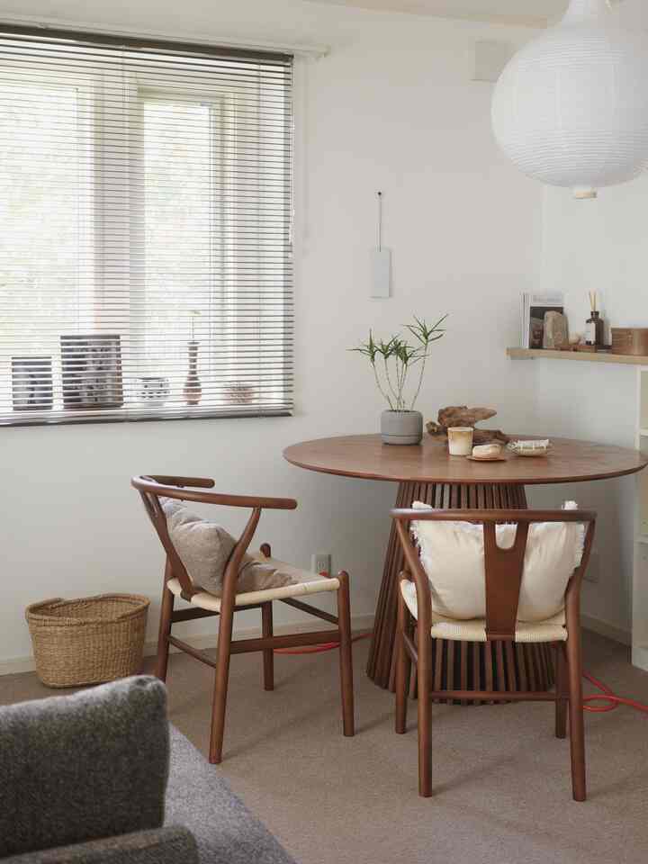 明るい白と木目調が調和するダイニング、丸いテーブルとダイニングチェアが温かみのある雰囲気を演出する空間