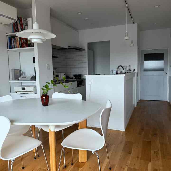 ダイニング＆キッチン
ダイニングはフリッツハンセンのアナログとセブンチェアの組合せ。


#フリッツハンセン
#フリッツハンセンアナログ
#セブンチェア
#ルイスポールセン
#ルイスポールセンパークフース
#マンションリノベーション
#北欧インテリア
#Panasonicキッチン　
#フローリングオーク